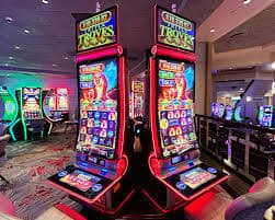 স্মার্টফোনে স্লট গেম খেলছেন বাংলাদেশের একজন ব্যবহারকারী